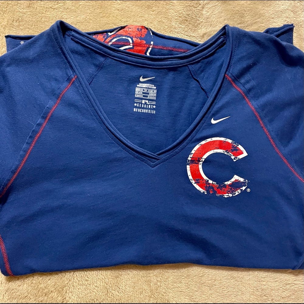 Nike Chicago Cubs v-neck t-shirt. X-small.